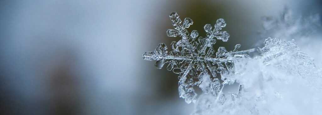 Kuvituskuva, kuvassa lumihiutale läheltä kuvattuna.